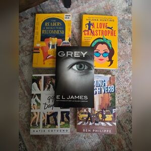 Grey by E L James - Black & Gray Paperback